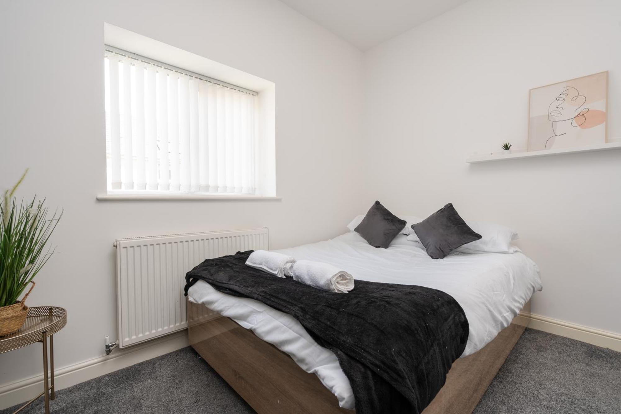 Huge Apartment - 8 Beds - Free Parking - Long Stays! Liverpool Exterior photo