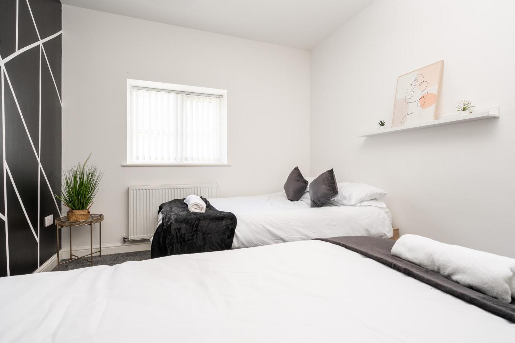 Huge Apartment - 8 Beds - Free Parking - Long Stays! Liverpool Exterior photo